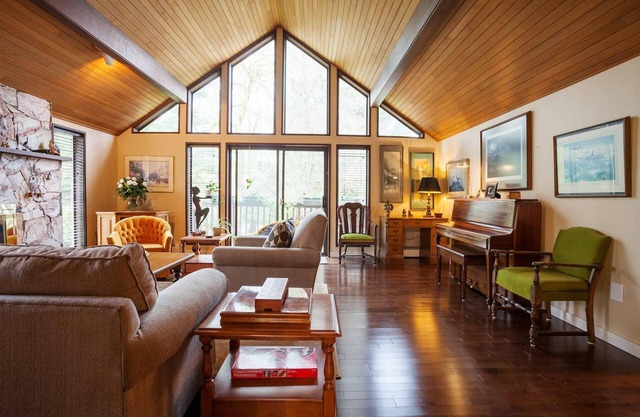 Cole's Bay Vacation Retreat Library Room