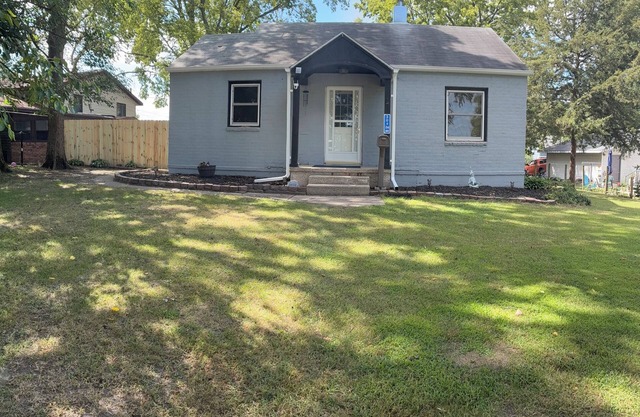 Colleens 2-bedroom house in Rock Falls with AC, WiFi.