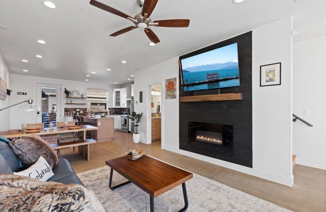 Colorado Classic w 77" HDTV | No Chores for Guests