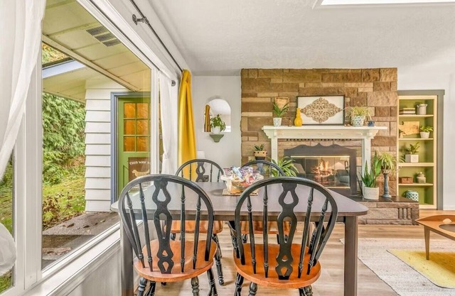 Colorful Eclectic Cottage for Two - Unique Northwest Vacation Rentals
