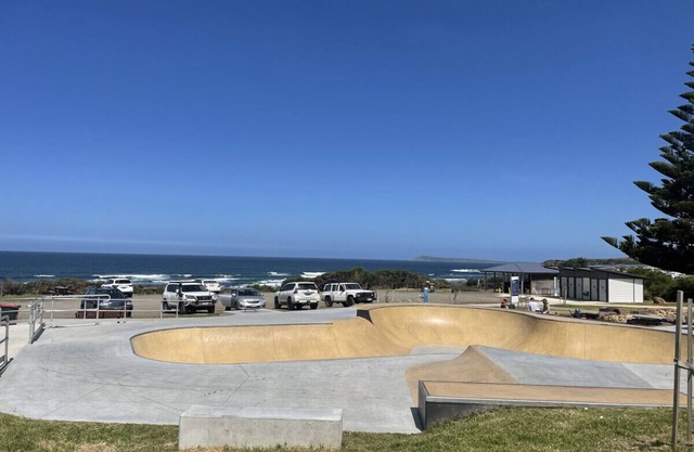 Colours By The Sea Spacious Ocean Front Home: Wheelchair & Pet-Friendly, Fireplace 10 minutes to Phillip Island