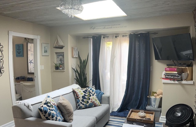 Colwood Cozy Cottage. Beautiful West Shore location. STR Reg # PM677703953