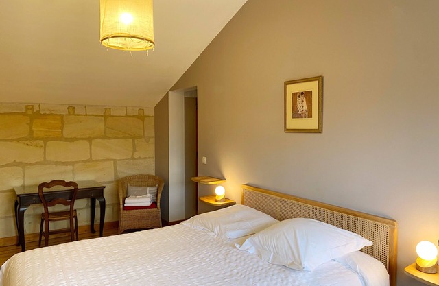 Come relax on a Bordeaux family vineyard in this charming bright holiday house