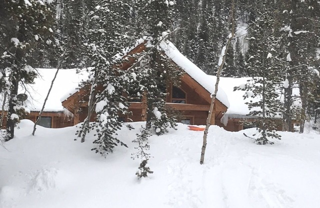 Come Stay and Play in the Rockies with 2 King and 6 Queen beds! Great ESCAPE!