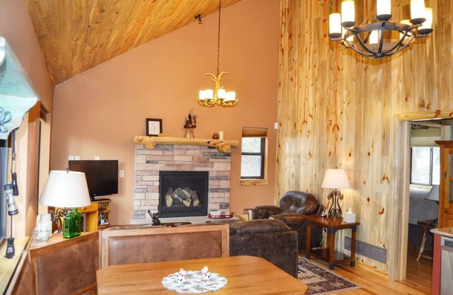 Come stay at the Dreamcatcher Cabin for unbelievable views!