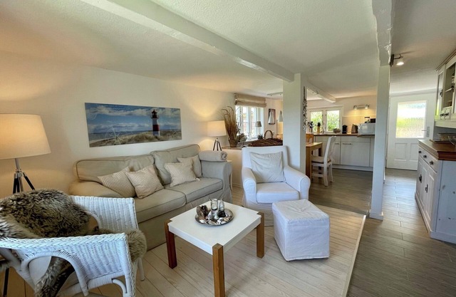 Comfortable living by the North Sea (only 200m). May-Sept. free beach chair