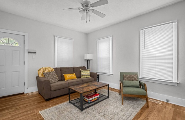 Comfort 1 BR Home 5min to DT Moline + Fully Fenced
