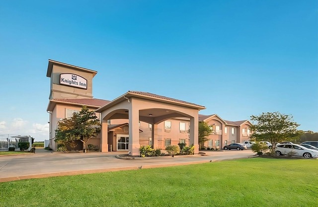 Comfort and Convenience at Knights Inn Bunkie! Free Parking, Free Breakfast