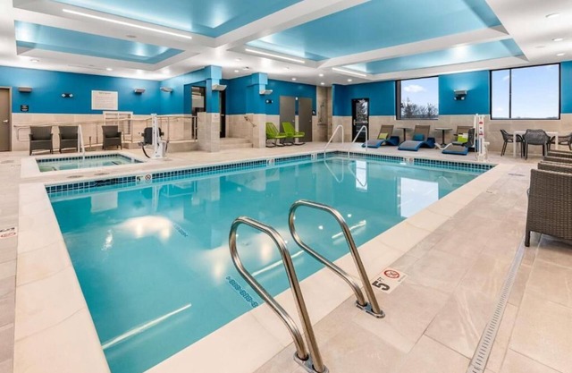 Comfort and Convenience! 2 Relaxing Units, Pool, Short Drive to Oregon Zoo!