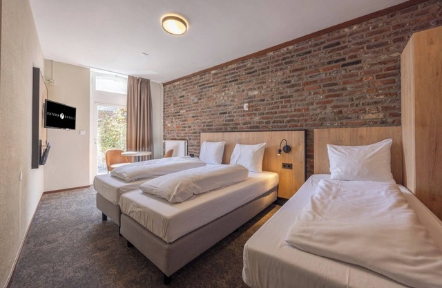 Comfort Stay + Free Parking/Breakfast | Near Bonnefantenmuseum & Trails