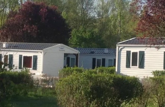 Comfortable mobile home with terrace for 6 people