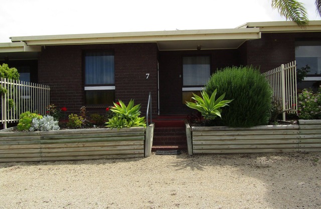 Comfortable 2 bedroom Unit - Off Peak Special!