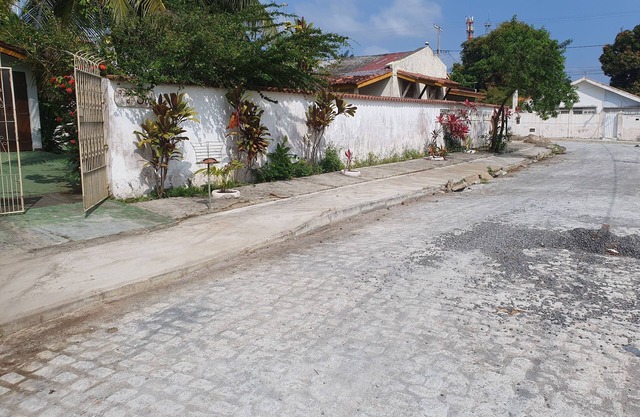 Comfortable 3/4 bedroom house with patio, 100 m from the beach