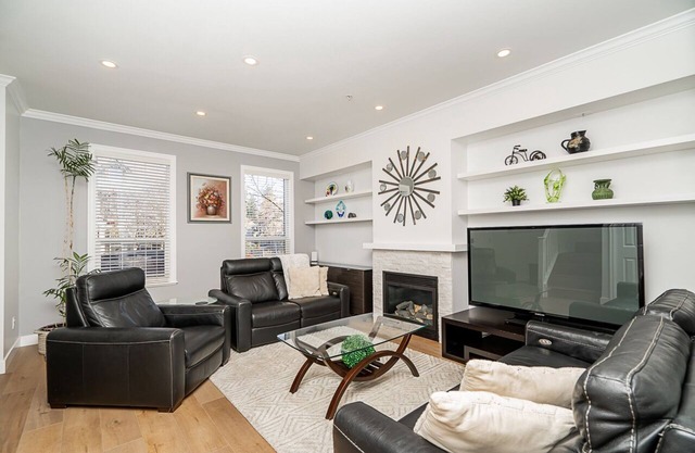 Comfortable and Fully Equipped 3 BR, Steps Away from Langley Center - A/C