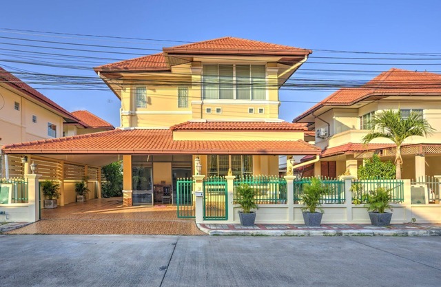 Comfortable and spacious Villa in quiet, secure up market Housing Estate.