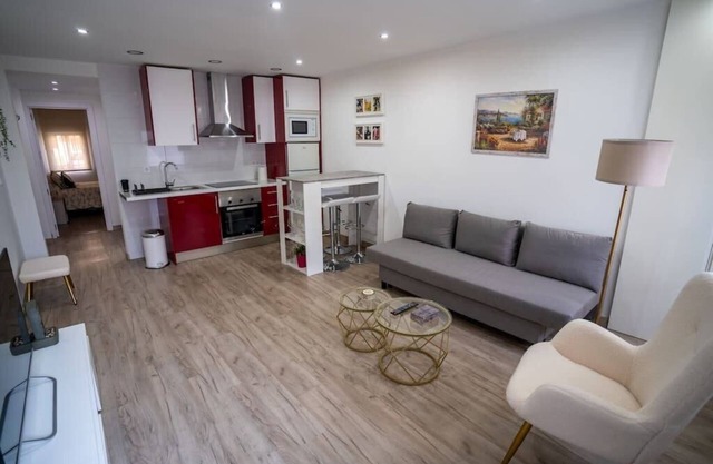 Comfortable apartment near Airport by beBalmy