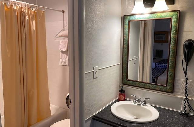 Comfortable Countryside Stay at Knights Inn Fairview! 2 Budgget-friendly Units