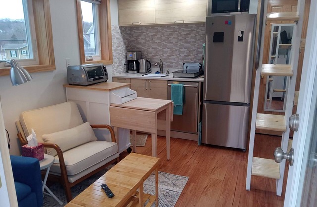 Comfortable, cozy tiny home in walkable city close to amenities w/sleep loft