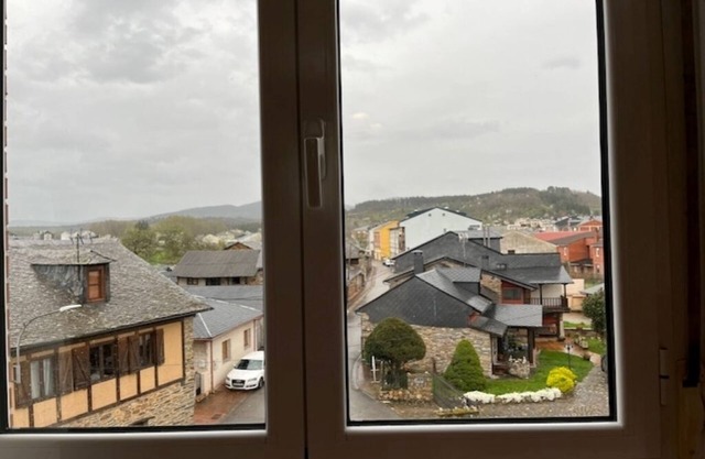 Comfortable 2bed flat, charming village, river swimming pools, near Ponferrada.