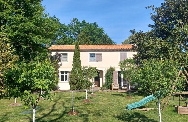Comfortable Family Home With Heated Pool at the Gates of Bordeaux