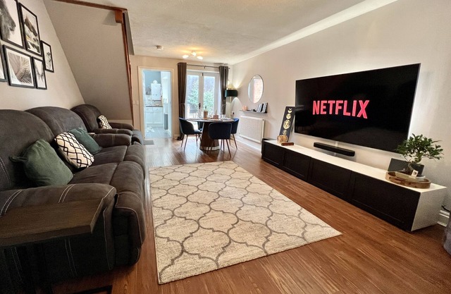 Comfortable Home - Free Parking & Wi-Fi