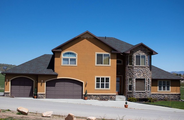 Comfortable home, firepit, deck space - near the Lake and Shakes