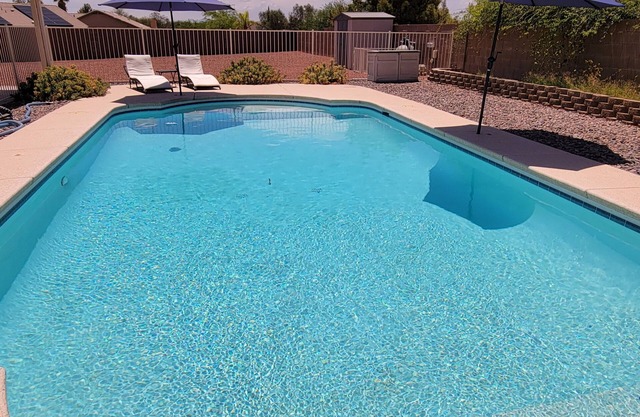 Comfortable house w/a beautiful heated pool and covered patio in southern Tuscon