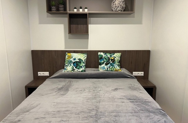 Comfortable mobile home with large terrace and private parking space.