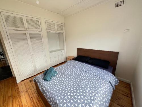 Comfortable Queen Room close to Station and Shops - SH4