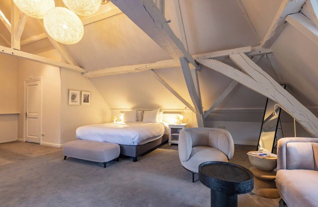 Comfortable Stay with Free parking and Onsite Dining! Near Kasteel D'Erp