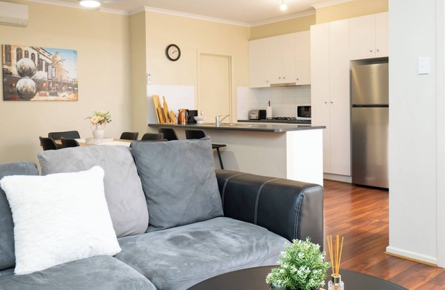 Comfy 4BR Villa with garage suitable for groups and pet friendly! Walk to shops.