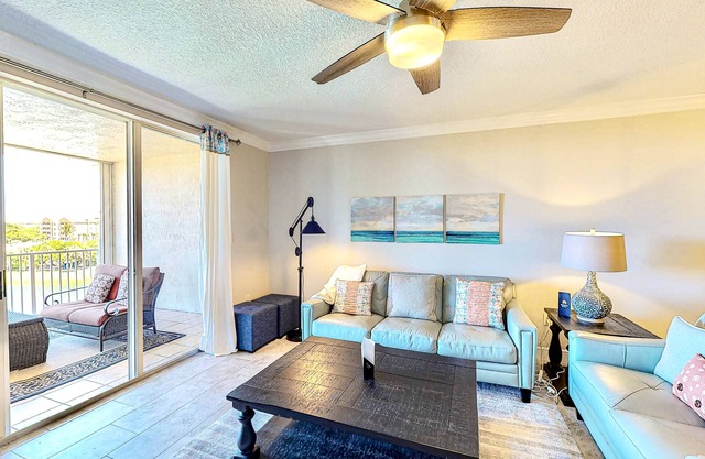 Comfy condo in great location with pool, covered balcony, fast WiFi, W/D & AC