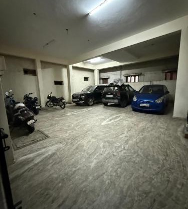 Comfy home, 3 bedroom, 2 attached bathroom, large hall, kitchen, first floor, lift, covered car park