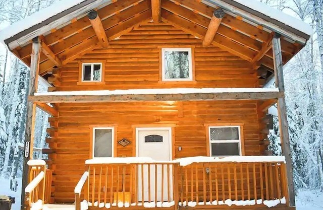 Comfy/Private Alaskan Log Cabin 2