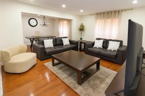 Comfy & Spacious 4BR Family Home with Free Parking, Laundry & Private Patio! 10 Min Walk to Headwaters Hospital, 5 Min Drive to Mount Alverno Luxury Resorts, Ideal for Medical, Vacation or Work Stays!