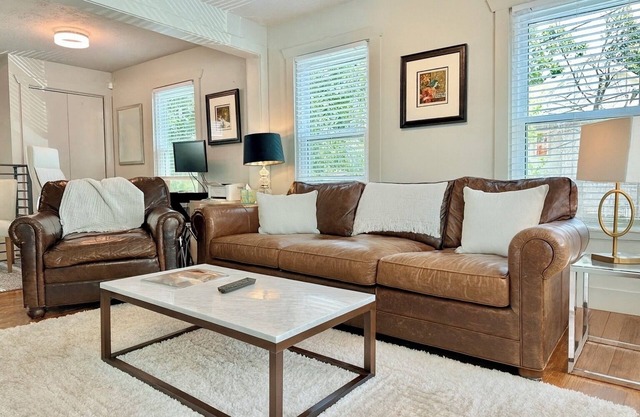 COMFY URBAN RETREAT, PET FRIENDLY, PRIVATE DRIVEWAY PARKING 30+ nt min✨🌙