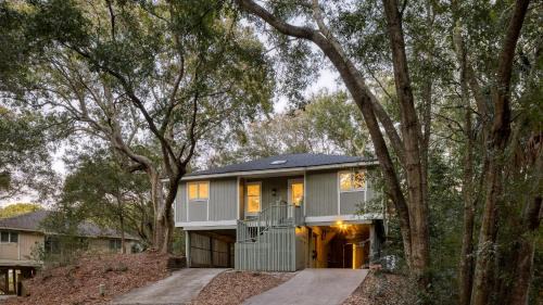 Conch Cottage by AvantStay Walk to Beach Deck Fireplace Outdoor Dining