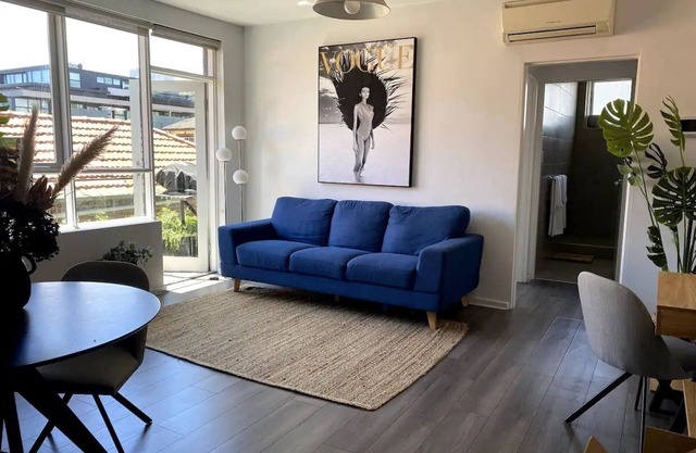 Condo Moments to Elwood Beach and Village