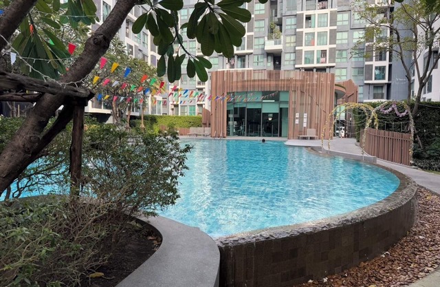 Condo pool gym wifi big shopping mall boat train bus 5 min by walk night market