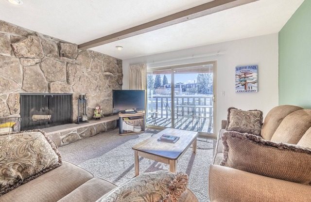 Condo w/access to Private Rec Center w/pool & hot tub. New remodeled kitchen