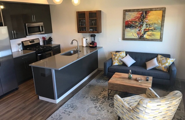 Condo with deck facing the mountain, bike path and restaurant across the street, 5 min driving from down town