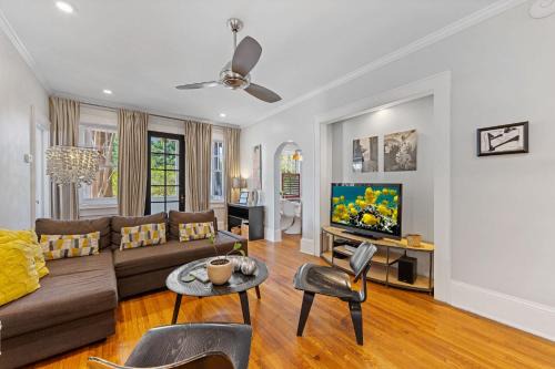 Contemporary 2BR in Myers Park with Screened Porch