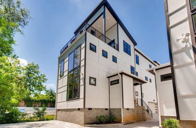 Contemporary Escape Near Downtown!