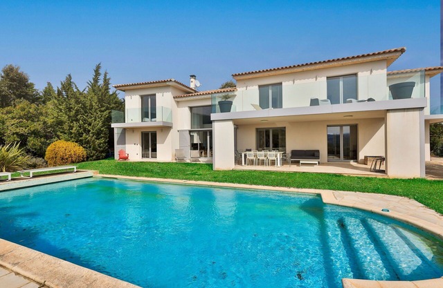 Contemporary villa with panoramic sea view