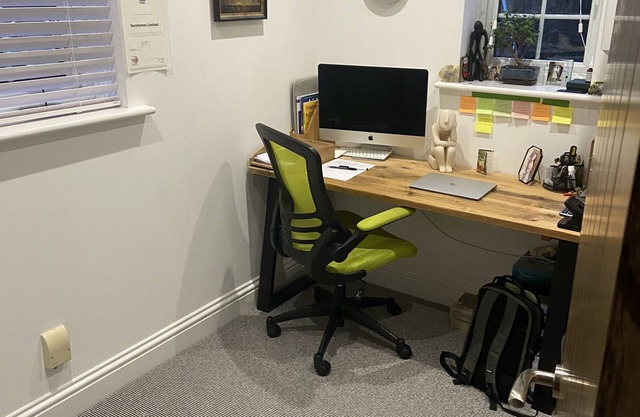 Contemporary house Business Only close to Golf & Farnham/EV electric charger