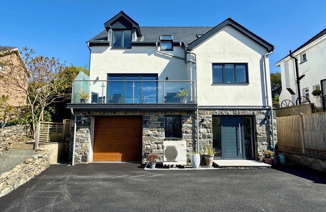 Contemporary House, distant sea views and lovely sunsets.