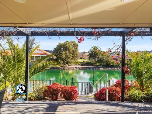 Contemporary Lakeside Stunner 3 Bedrooms & Jetty