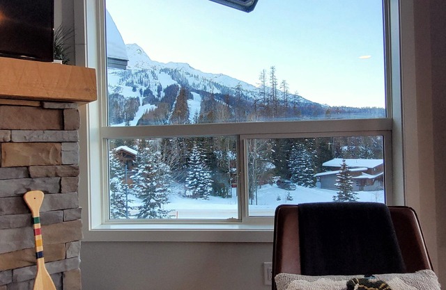 Contemporary | Mountain View | Walk to Ski Lift