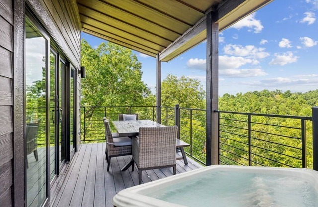 Contemporary Mtn Cabin | Sleeps 12 | 4 BR | 4 BA | Free Tickets| Hot Tub