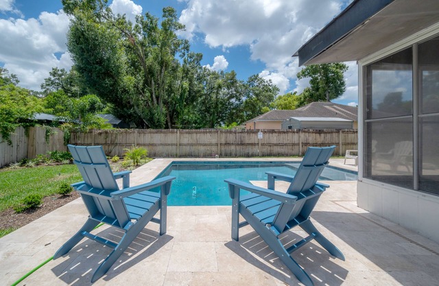 Contemporary Oaks Heated Pool + Screened Lanai